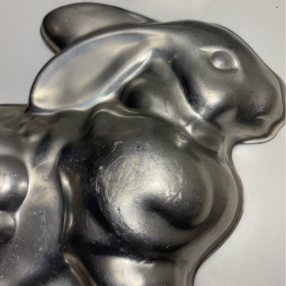 Vintage 70s NordicWare 3D bunny 2-piece aluminum cake pan - Picture 4 of 7